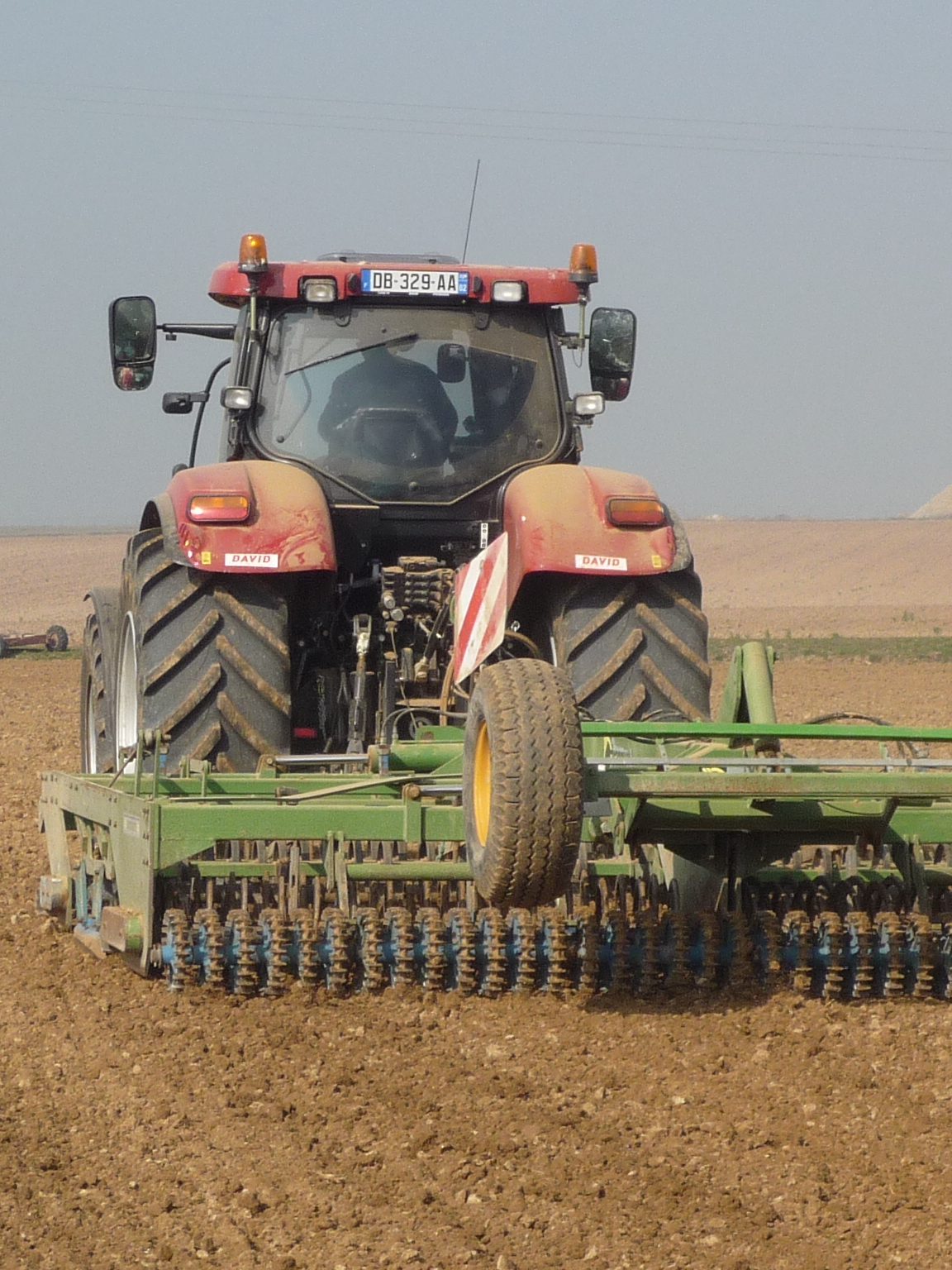 Un tracteur prépare le champ en vue des semis de betteraves