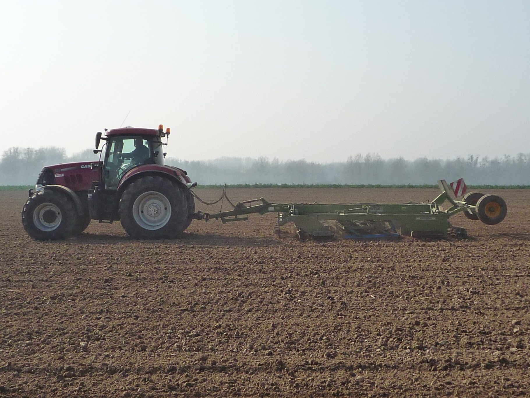 Tracteur équipé pour les préparation du sol avant les semis. Il homogénéise le niveau.